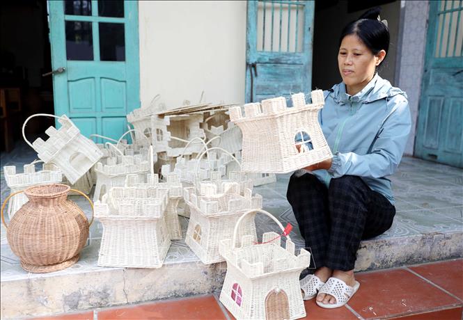 Nhờ việc nhận gia công cho các cơ sở sản xuất mây tre đan, chị Vũ Thị Son (thôn Bình Trật Nam, xã Bình Nguyên, tỉnh Hưng Yên) đã tạo việc làm cho nhiều phụ nữ đồng thời giữ được nghề truyền thống. Ảnh: Thế Duyệt – TTXVN