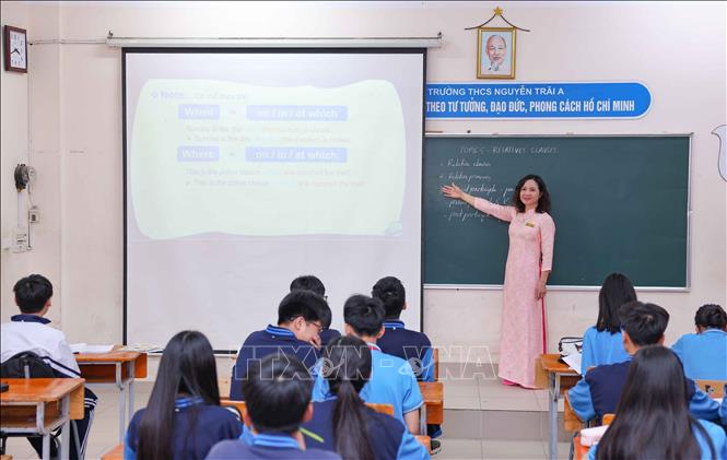 Tà áo dài trên bục giảng là nét đẹp của người nữ giáo viên nói riêng, tôn vinh vẻ đẹp của người phụ nữ Việt Nam nói chung. Ảnh: Thanh Tùng - TTXVN 