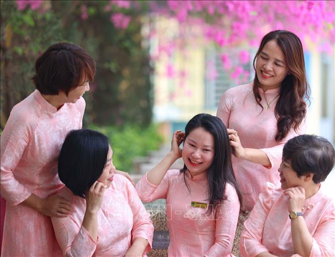 Các cô giáo dịu dàng, duyên dáng trong trang phục áo dài truyền thống. Ảnh: Thanh Tùng - TTXVN 
