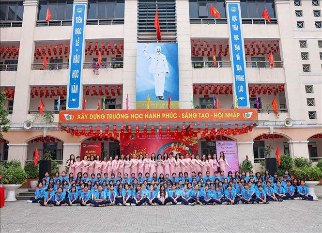 Trong ánh mắt rạng rỡ của các nữ sinh và niềm xúc động của cô giáo, ngày 8/3 trở thành khoảnh khắc đáng nhớ – nơi tình thầy trò, sự quan tâm và những giá trị tốt đẹp của giáo dục được lan tỏa nhẹ nhàng nhưng sâu sắc. Ảnh: Thanh Tùng - TTXVN