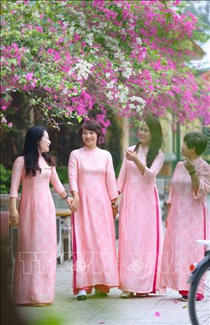 Trong tà áo dài truyền thống, các cô giáo ai nấy cũng toát lên vẻ đẹp đằm thắm của phụ nữ Việt Nam. Ảnh: Thanh Tùng - TTXVN 