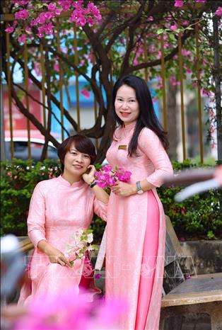 Nữ giáo viên Trường THCS Nguyễn Trãi A, Hà Nội trong tà áo dài góp phần lan tỏa vẻ đẹp của con người Việt Nam. Ảnh: Thanh Tùng - TTXVN 