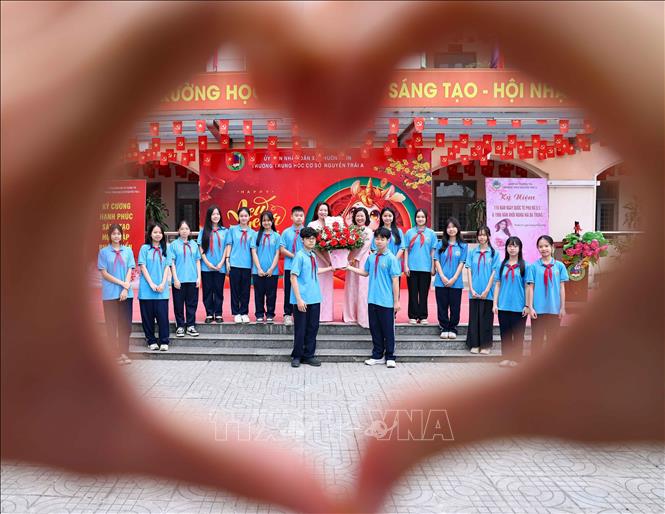 Cô, trò trường THCS Nguyễn Trãi A trong không khí đầm ấm kỷ niệm Ngày Quốc tế Phụ nữ 8/3. Ảnh: Thanh Tùng - TTXVN