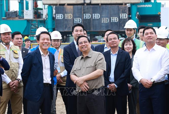 Prime Minister Pham Minh Chinh inspects the construction of the air traffic control tower of the Gia Binh International Airport Project. Photo: Duong Giang – VNA