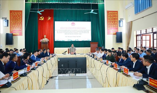 Prime Minister Pham Minh Chinh works with ministries, sectors, local authorities, investors and contractors to address obstacles facing the Gia Binh International Airport Project. Photo: Duong Giang – VNA