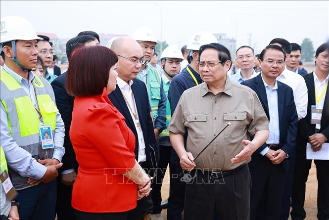 Prime Minister Pham Minh Chinh inspects the construction progress of the resettlement area of the Gia Binh International Airport Project. Photo: Duong Giang – VNA