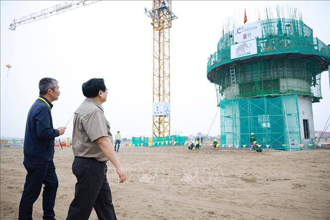 Prime Minister Pham Minh Chinh inspects the construction of the air traffic control tower of the Gia Binh International Airport Project. Photo: Duong Giang – VNA