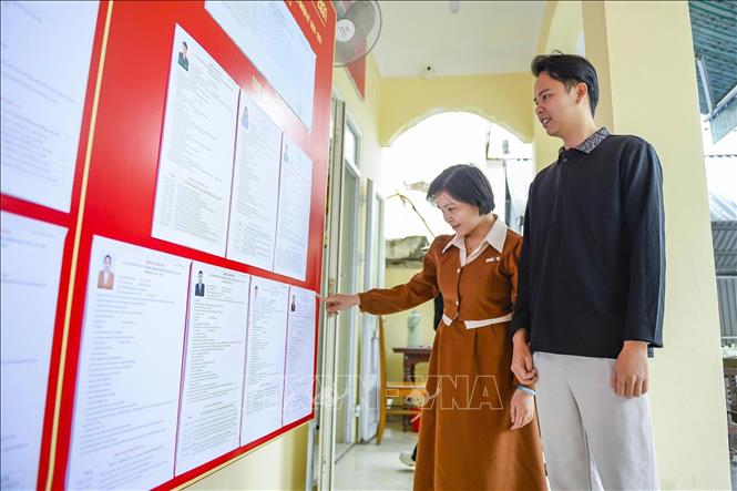 Việc lập, rà soát và niêm yết danh sách cử tri, niêm yết tiểu sử tóm tắt các ứng cử viên đại biểu Quốc hội và HĐND các cấp được thực hiện nghiêm túc, công khai, minh bạch, đúng quy trình, bảo đảm chính xác. Ảnh: Hoa Mai - TTXVN