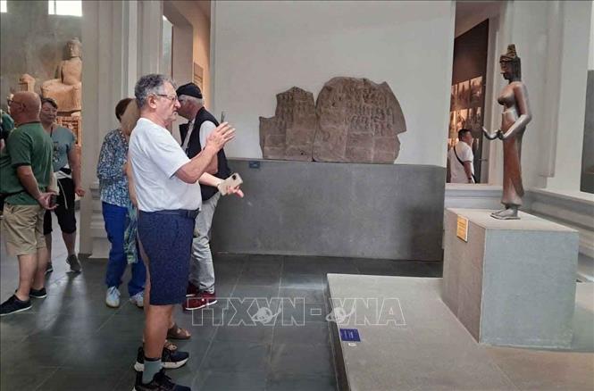 Bảo tàng Điêu khắc Chăm Đà Nẵng, nơi lưu giữ 12 bảo vật quốc gia văn hóa Chămpa cổ luôn có sức hút đối với du khách, người nghiên cứu văn hóa đến từ châu Âu. Ảnh: Kha Phạm - TTXVN
