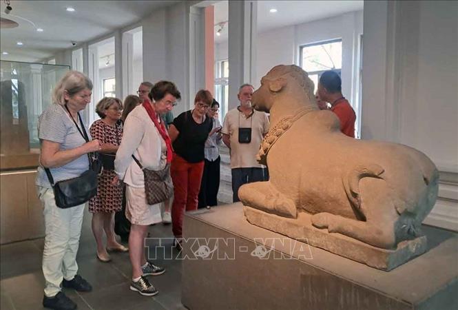 Bảo tàng Điêu khắc Chăm Đà Nẵng, nơi lưu giữ 12 bảo vật quốc gia văn hóa Chămpa cổ luôn có sức hút đối với du khách, người nghiên cứu văn hóa đến từ châu Âu. Ảnh: Kha Phạm - TTXVN