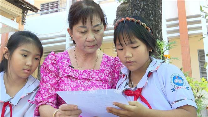 Cô Huỳnh Thị Phương Thảo chỉ dạy thắc mắc cho học sinh mọi lúc học sinh cần. Ảnh: Đức Hạnh - TTXVN 