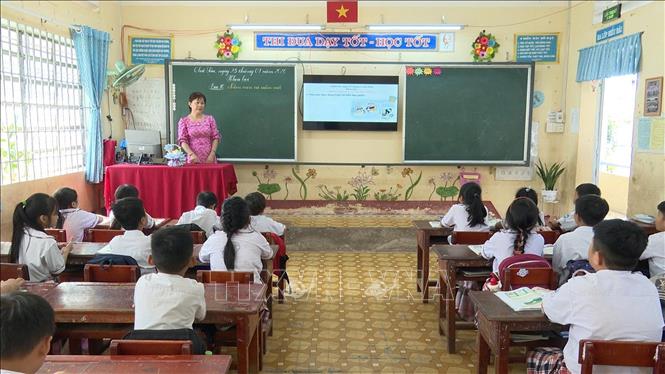 Nhà giáo nhân dân Huỳnh Thị Phương Thảo – người gieo hạt tri thức nơi “trường làng”. Ảnh: Đức Hạnh - TTXVN 