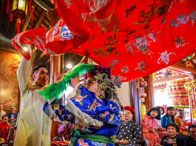 Hầu đồng là một nghi lễ hết sức đặc biệt mang đậm màu sắc văn hóa tâm linh trong di sản Thực hành Tín ngưỡng thờ Mẫu Tam phủ của người Việt. Ảnh: Khánh Hoà - TTXVN