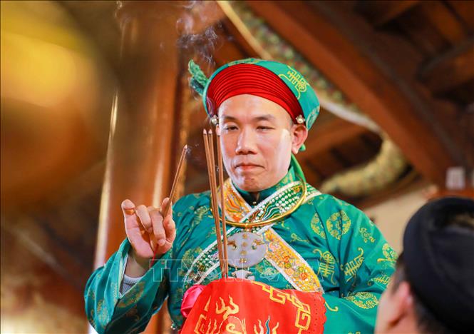 Hầu đồng là một nghi lễ hết sức đặc biệt mang đậm màu sắc văn hóa tâm linh trong di sản Thực hành Tín ngưỡng thờ Mẫu Tam phủ của người Việt. Ảnh: Khánh Hoà - TTXVN