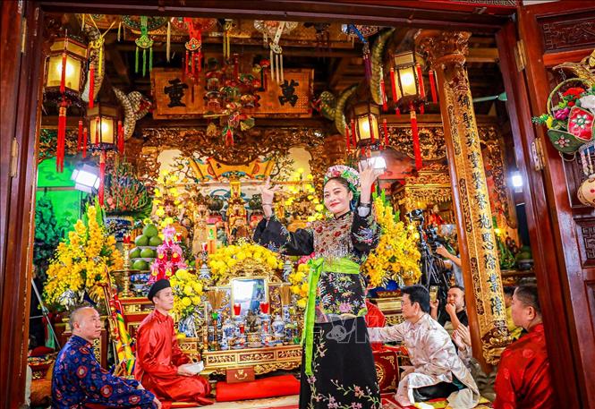 Hầu đồng là một nghi lễ hết sức đặc biệt mang đậm màu sắc văn hóa tâm linh trong di sản Thực hành Tín ngưỡng thờ Mẫu Tam phủ của người Việt. Ảnh: Khánh Hoà - TTXVN