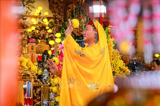 Không chỉ là một hình thức sinh hoạt tín ngưỡng, nghi lễ hầu đồng còn được nhìn nhận như loại hình nghệ thuật trình diễn độc đáo, kết tinh nhiều giá trị văn hóa truyền thống. Ảnh: Khánh Hoà - TTXVN