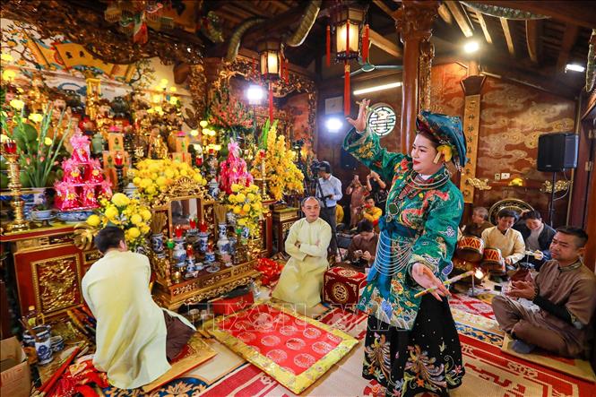 Các giá đồng bao gồm hát văn, trang phục, múa thiêng được kế hợp một cách hài hòa, thể hiện sự giáng đồng của các vị thánh mang tính tâm linh và biểu tượng. Ảnh: Khánh Hoà - TTXVN