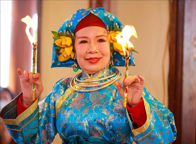 Nghệ nhân biểu diễn các giá đồng. Ảnh: Khánh Hoà - TTXVN