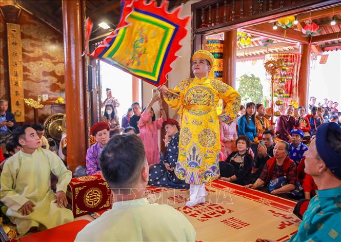 Qua nghi lễ hầu đồng với trang phục, cử chỉ, biểu cảm thần thái của người hầu đồng ở từng nhân vật, hiện thân của các thần linh đã được 