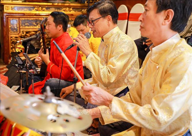 Cung văn, nơi các nghệ sĩ trình diễn các bài văn kèm theo nhạc cụ truyền thống. Ảnh: Khánh Hoà - TTXVN