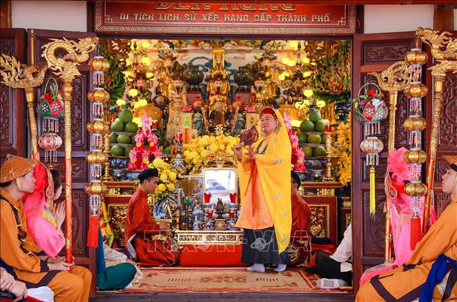 Thực hành tín ngưỡng thờ Mẫu của người Việt với nghi lễ hầu đồng là hình thức diễn xướng tâm linh thường diễn ra ở các điện, đền, phủ. Ảnh: Khánh Hoà - TTXVN