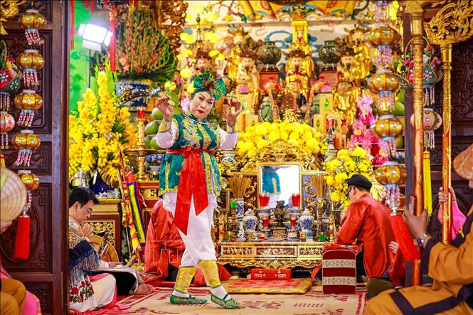 Qua nghi lễ hầu đồng với trang phục, cử chỉ, biểu cảm thần thái của người hầu đồng ở từng nhân vật, hiện thân của các thần linh đã được 