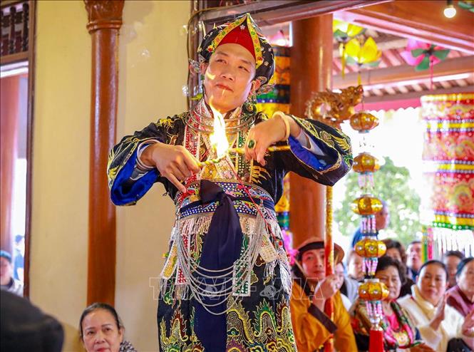 Các giá hầu đồng có nội dung ca ngợi thần linh, Thánh Mẫu và các anh hùng có công với dân tộc. Ảnh: Khánh Hoà -TTXVN