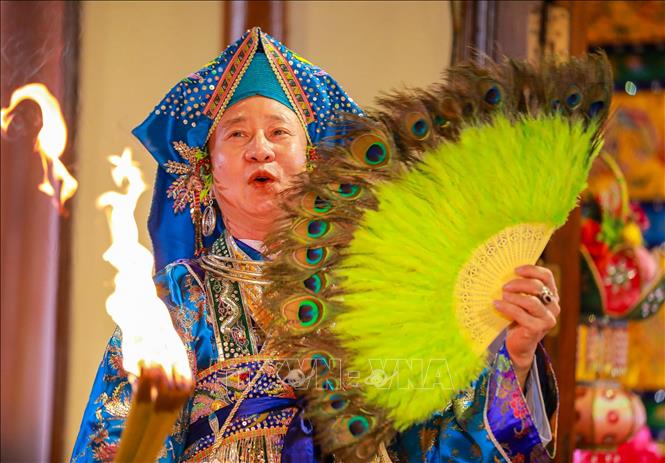 Không chỉ là một hình thức sinh hoạt tín ngưỡng, nghi lễ hầu đồng còn được nhìn nhận như loại hình nghệ thuật trình diễn độc đáo, kết tinh nhiều giá trị văn hóa truyền thống. Ảnh: Khánh Hoà - TTXVN