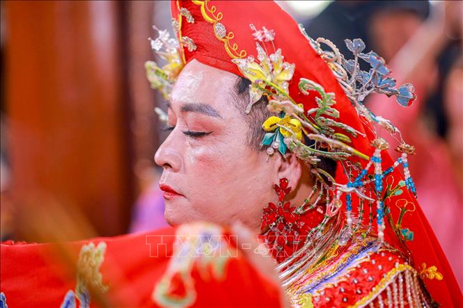 Trang phục hầu đồng, hay 