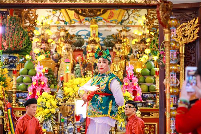 Các giá hầu đồng có nội dung ca ngợi thần linh, Thánh Mẫu và các anh hùng có công với dân tộc. Ảnh: Khánh Hoà -TTXVN