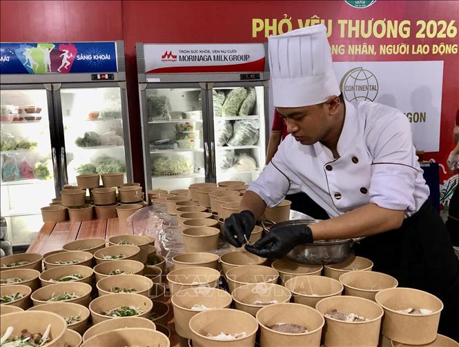 Các suất phở yêu thương được chuẩn bị bởi đầu bếp nhà hàng, khách sạn thuộc hệ thống Saigontourist Group. Ảnh: Mỹ Phương - TTXVN.