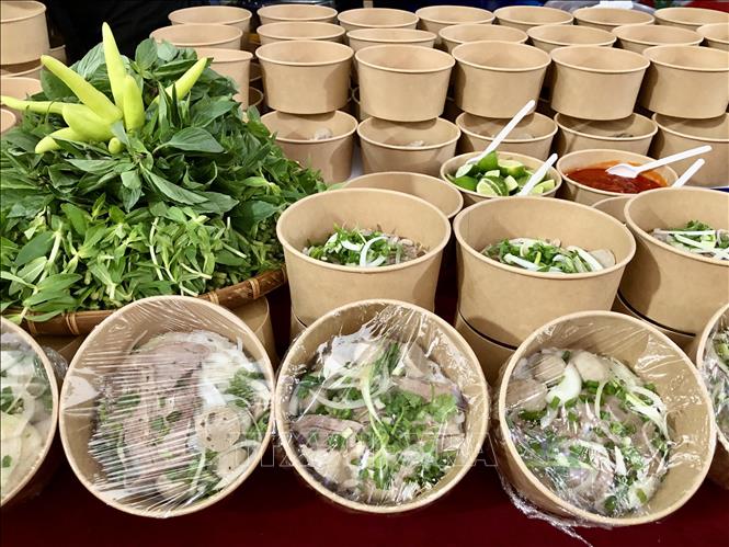 Phở đa dạng hương vị được giới thiệu đến công nhân, người lao động. Ảnh: Mỹ Phương - TTXVN.