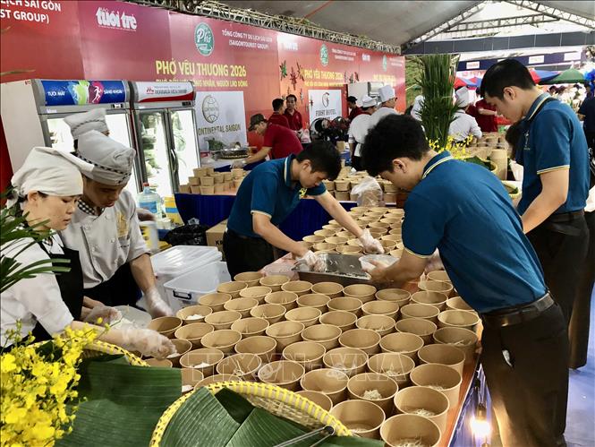 Các đơn vị tất bật chuẩn bị những suất phở miễn phí cho công nhân, người lao động. Ảnh: Mỹ Phương - TTXVN.