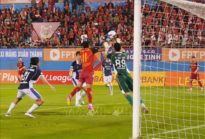 Một pha vây hãm khung thành đội bạn của Ninh Bình FC. Ảnh: Đức Phương – TTXVN