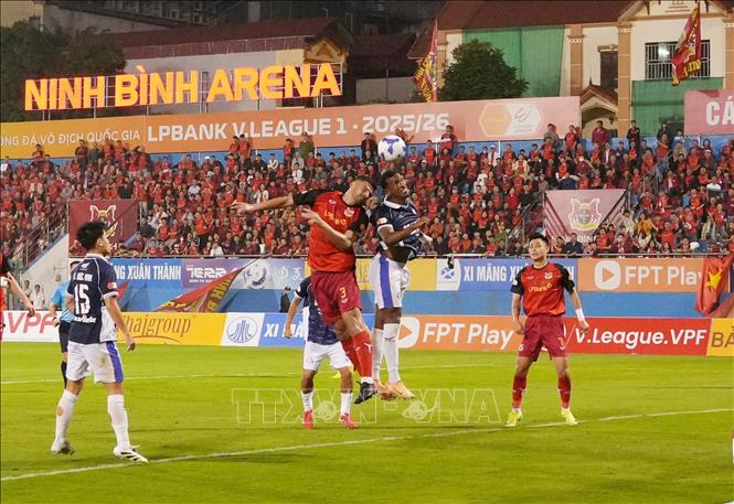 Một pha bóng nguy hiểm trước khung thành của SHB Đà Nẵng. Ảnh: Đức Phương - TTXVN