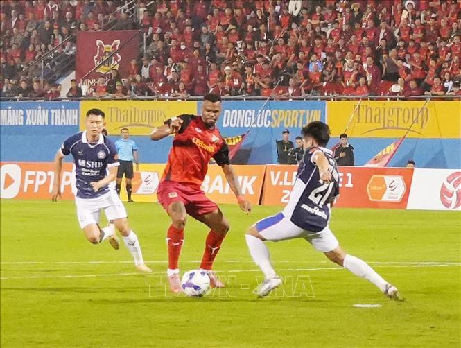 Một pha tranh chấp bóng của cầu thủ 2 đội. Ảnh: Đức Phương - TTXVN