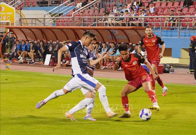 Một pha tranh chấp bóng của cầu thủ 2 đội. Ảnh: Đức Phương - TTXVN