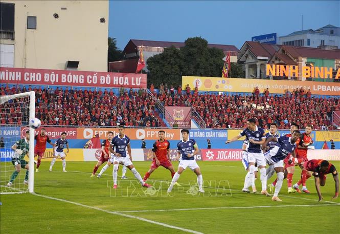 Pha dứt điểm chệch cột dọc đầy tiếc nuối của các cầu thủ Ninh Bình FC. Ảnh: Đức Phương - TTXVN