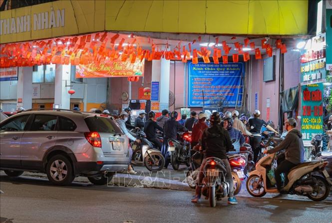 Người dân xếp hàng chờ đổ xăng tại cửa hàng xăng dầu trên phố Thanh Nhàn (quận Hai Bà Trưng, Hà Nội) tối 7/3. Ảnh: Phạm Tuấn Anh - TTXVN