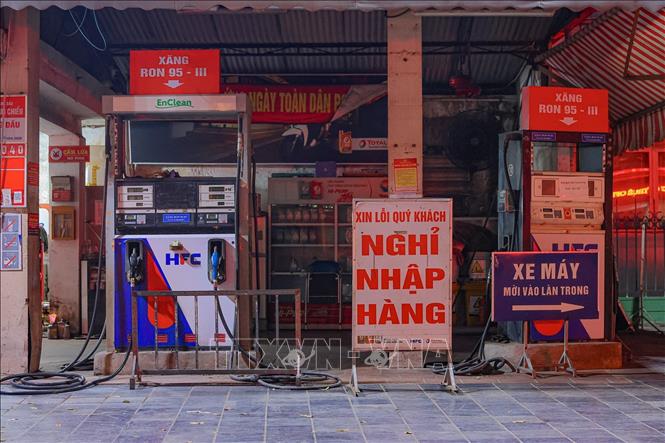 Một cửa hàng xăng dầu trên phố Nguyễn Đình Chiểu (Hai Bà Trưng, Hà Nội) tạm dừng bán hàng để nhập nhiên liệu trong tối 7/3. Ảnh: Phạm Tuấn Anh - TTXVN