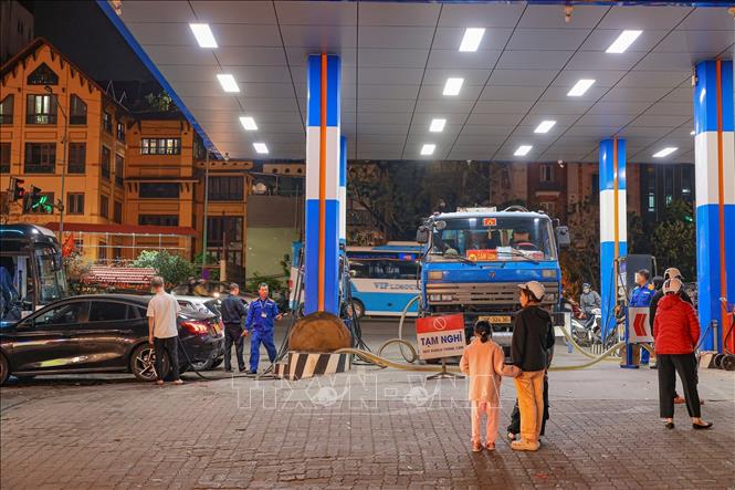 Một cửa hàng đang tiếp nhiên liệu để phục vụ lượng khách tăng cao. Ảnh: Phạm Tuấn Anh - TTXVN
