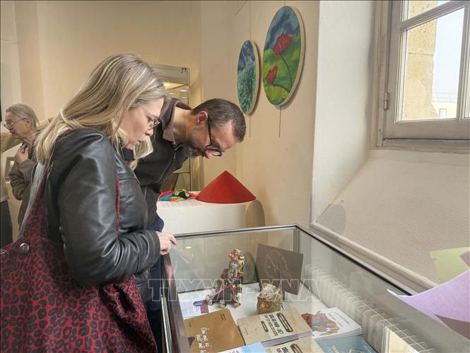 Khách tham quan triển lãm 