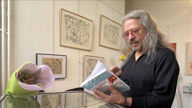 Khách tham quan đọc cuốn 