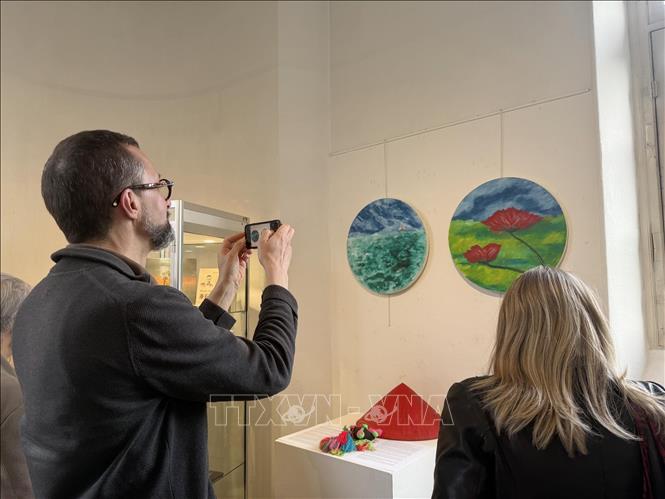 Khách tham quan triển lãm 