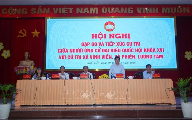Các ứng cử viên đại biểu Quốc hội khóa XVI, đơn vị bầu cử số 3, tiếp xúc cử tri tại xã Vĩnh Viễn, thành phố Cần Thơ. Ảnh: Duy Khương – TTXVN