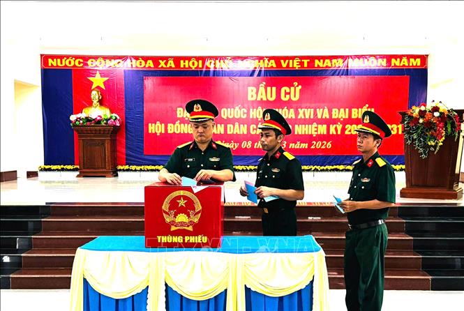 Cán bộ, chiến sĩ các lực lượng vũ trang làm nhiệm vụ tại đặc khu Thổ Châu tham gia bầu cử, sáng 8/3. Ảnh: Văn Sĩ - TTXVN