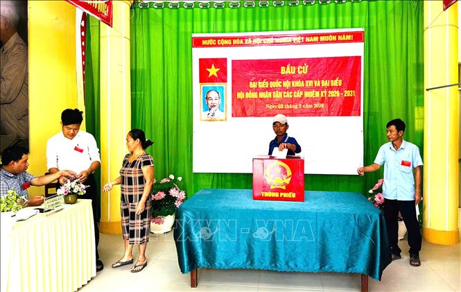 Cử tri đặc khu Thổ Châu tham gia bầu cử, sáng 8/3. Ảnh: Văn Sĩ - TTXVN