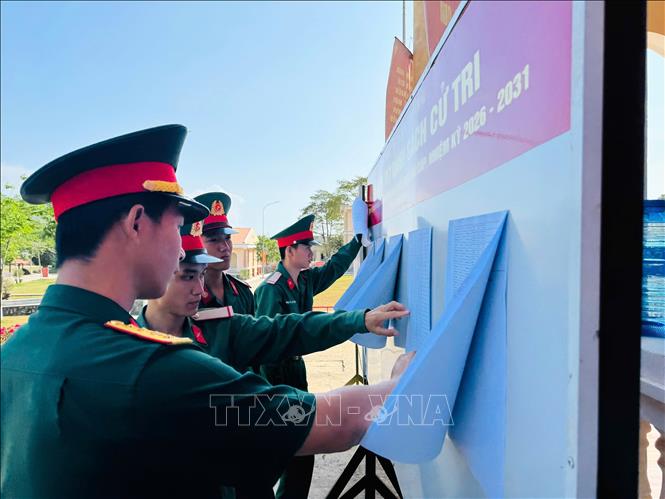 Cán bộ, chiến sĩ các lực lượng vũ trang làm nhiệm vụ tại đặc khu Thổ Châu tìm hiểu tiểu sử các ứng cử viên đại biểu Quốc hội và HĐND để bầu cử. Ảnh: Văn Sĩ - TTXVN