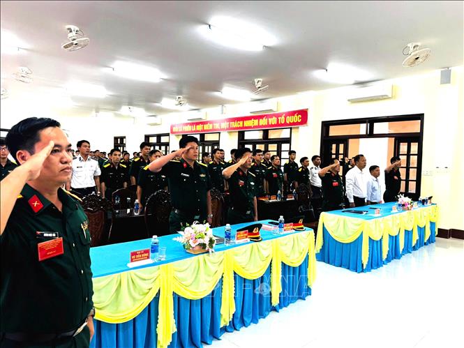 Cán bộ, chiến sĩ các lực lượng vũ trang làm nhiệm vụ tại đặc khu Thổ Châu hát Quốc ca khai mạc bầu cử. Ảnh: Văn Sĩ - TTXVN