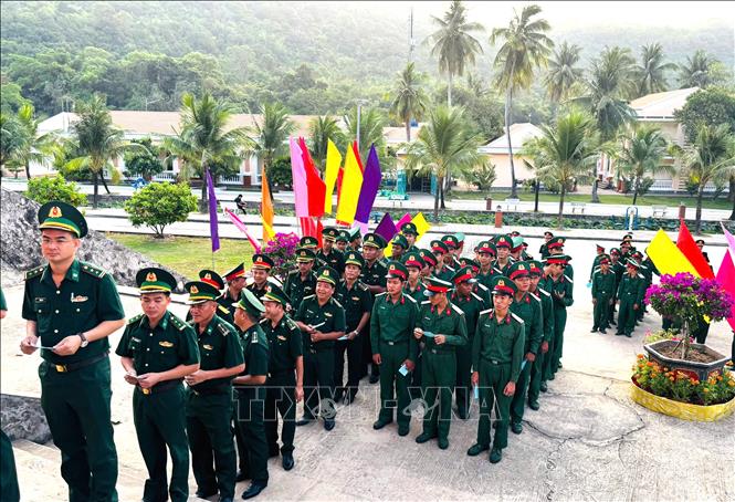 Cán bộ, chiến sĩ các lực lượng vũ trang làm nhiệm vụ tại đặc khu Thổ Châu tham gia bầu cử. Ảnh: Văn Sĩ - TTXVN